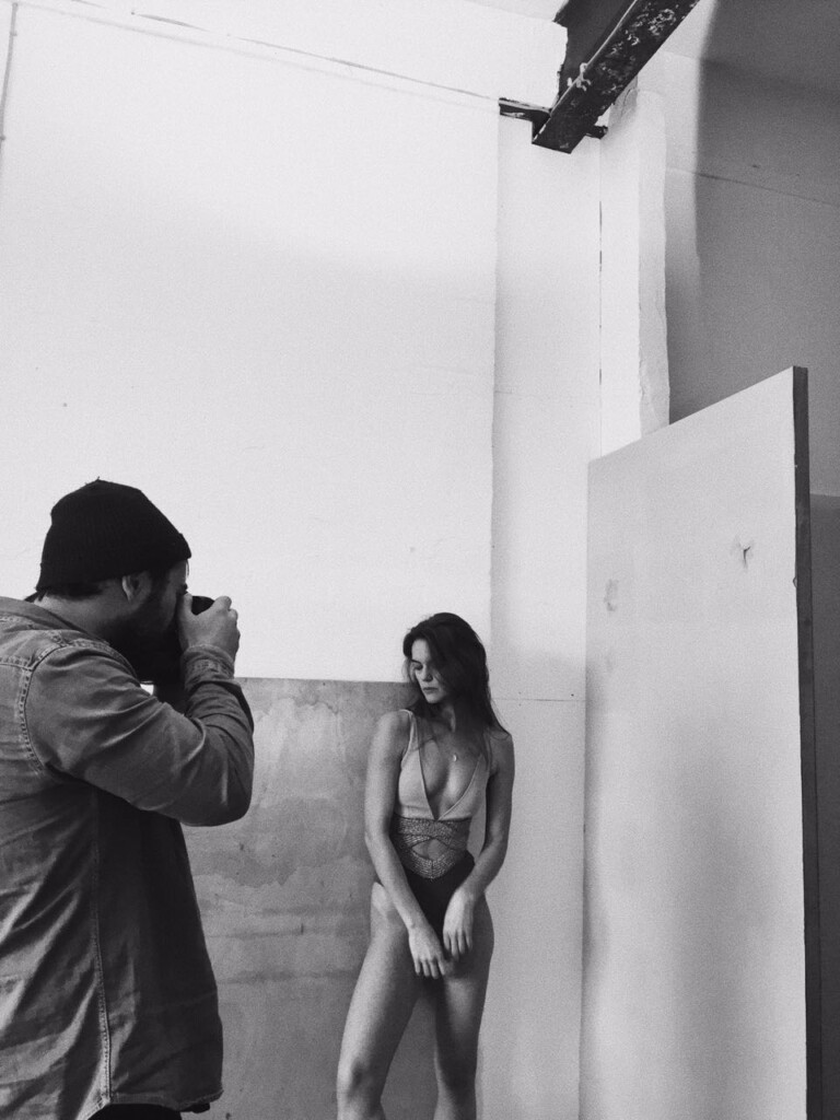 Martin Röhr beim Fotografieren eines Models im Studio